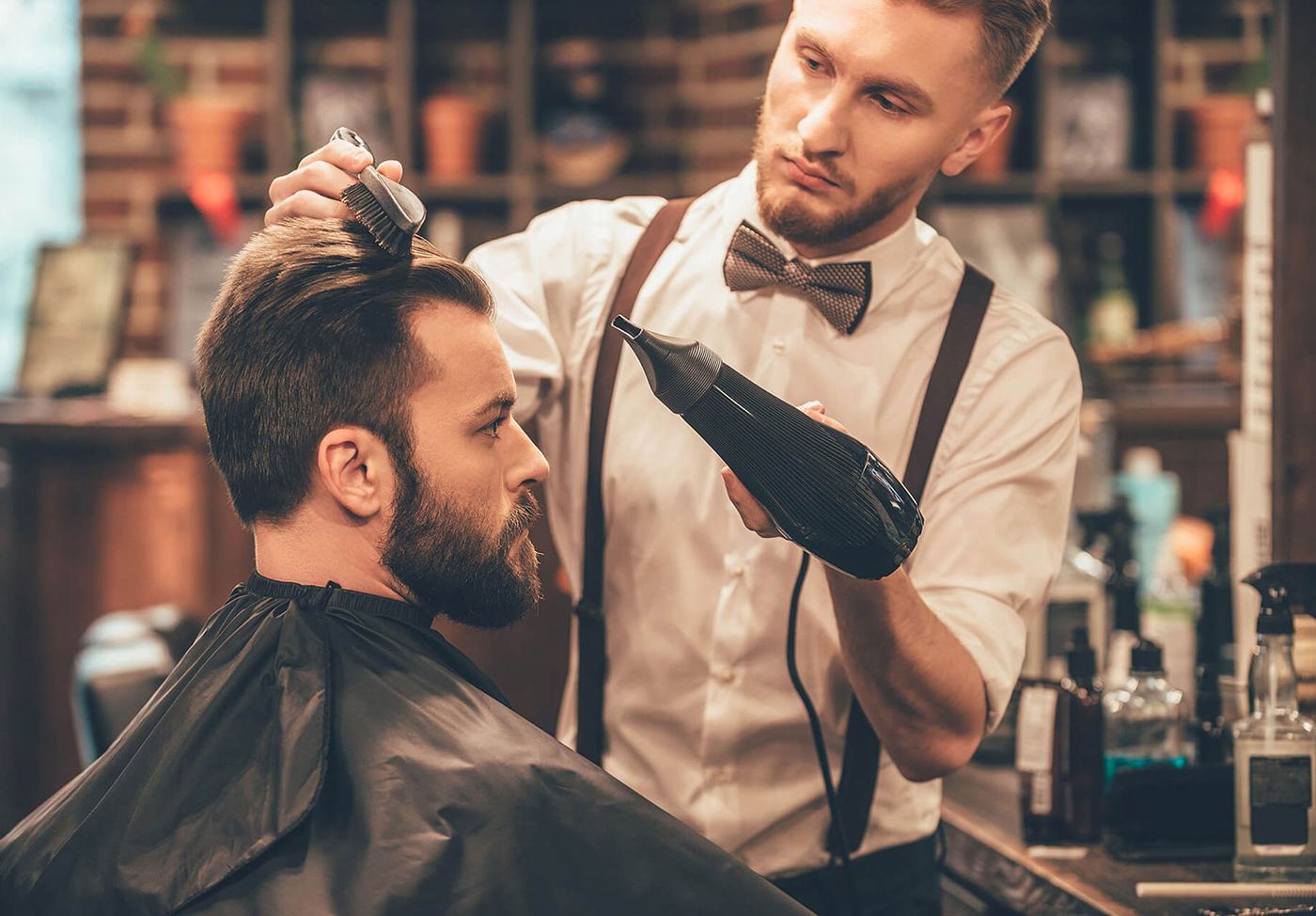 Barber zieht einen präzisen Haarschnitt